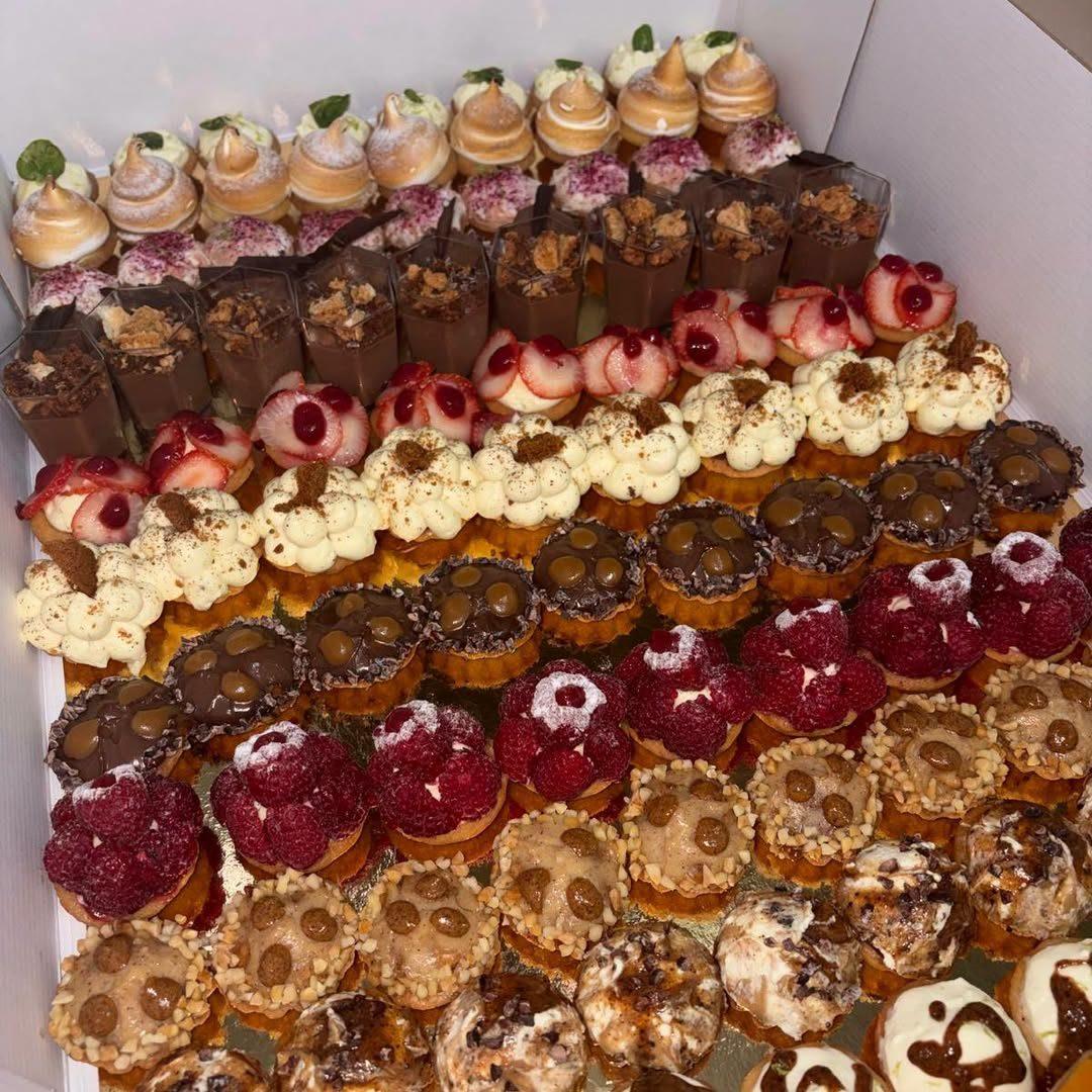 Plateau de mignardises : tartelettes, choux et verrines